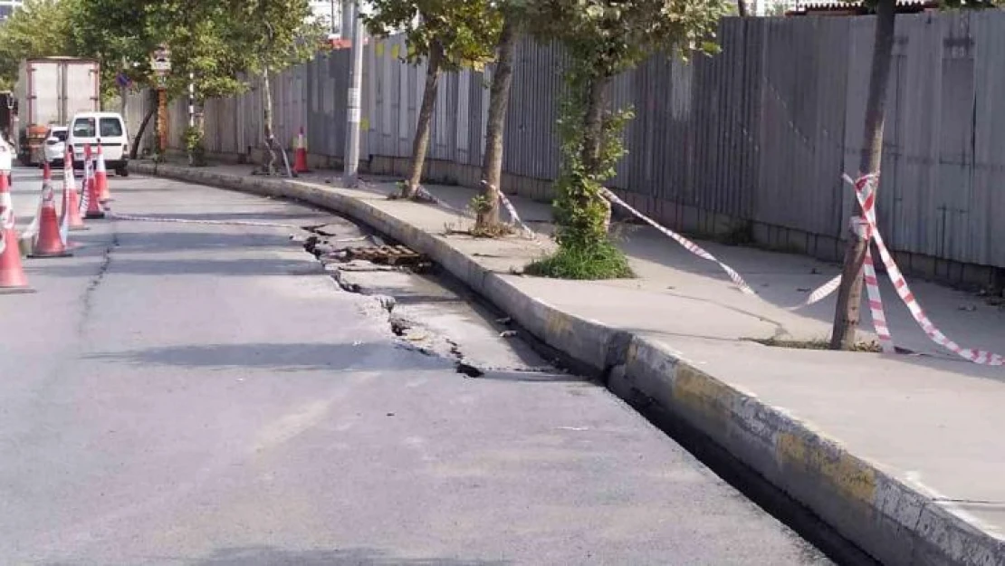 Küçükçekmece'de inşaatın temel kazısı sırasında yol çöktü