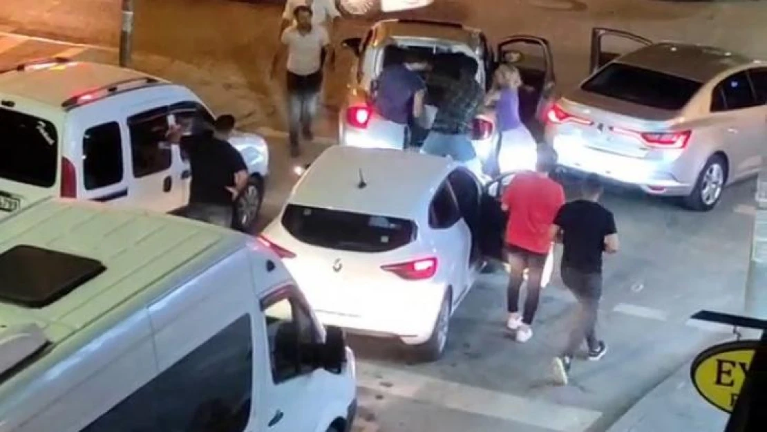 Küçükçekmece'de tekme tokatlı yol vermeme kavgası
