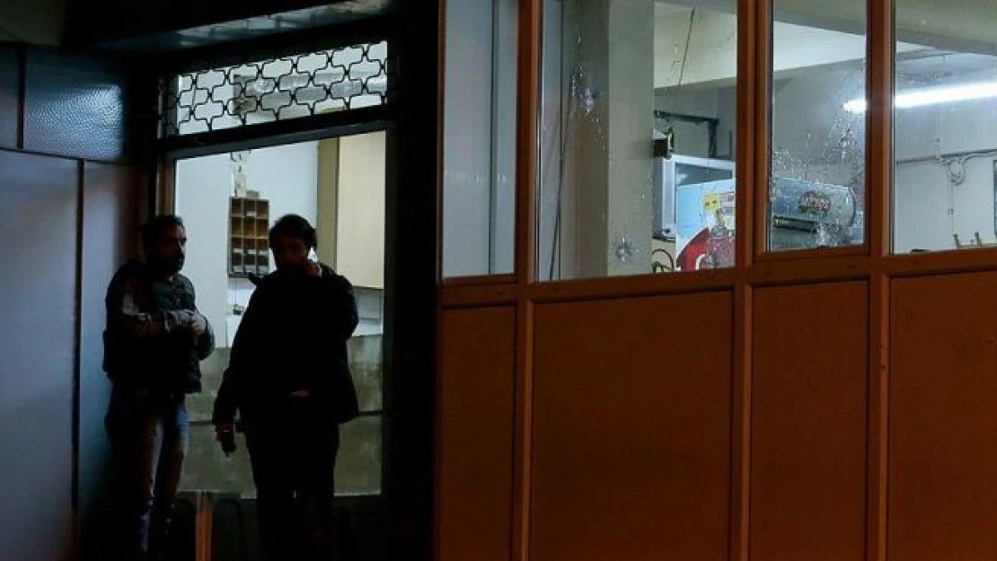 Küçükçekmece'de kahvehaneye silahlı saldırı: 4 yaralı