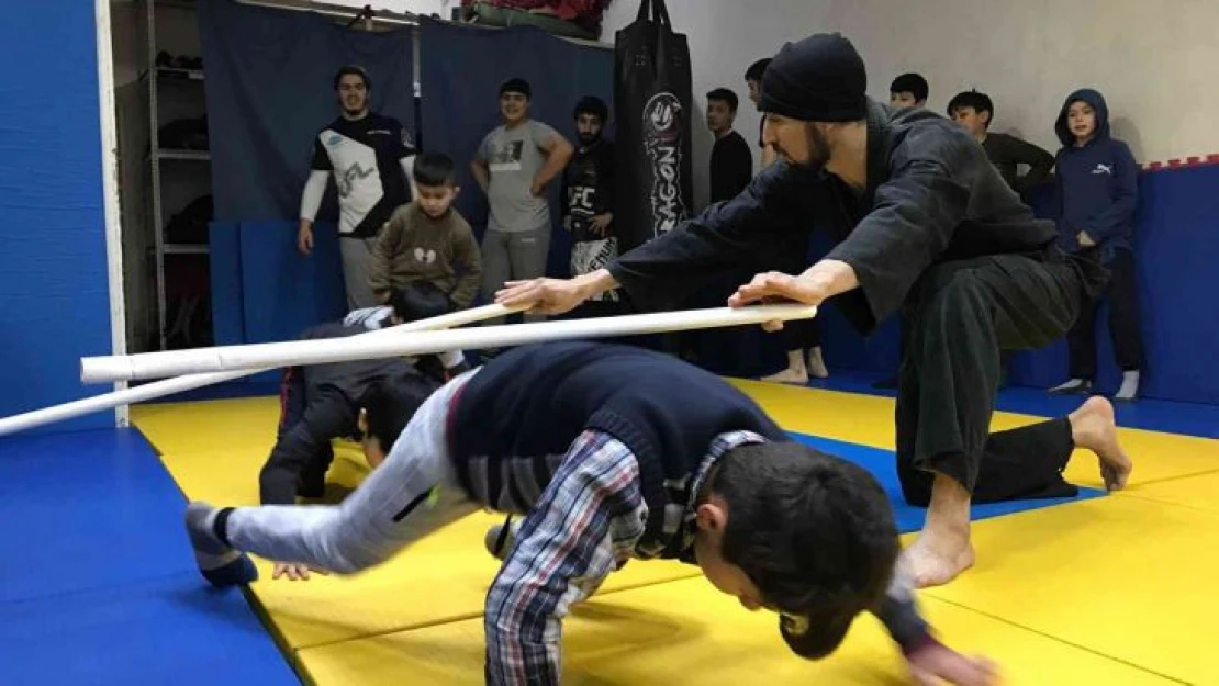 Kurdukları salonda kimsesiz çocuklara sporla umut oluyorlar