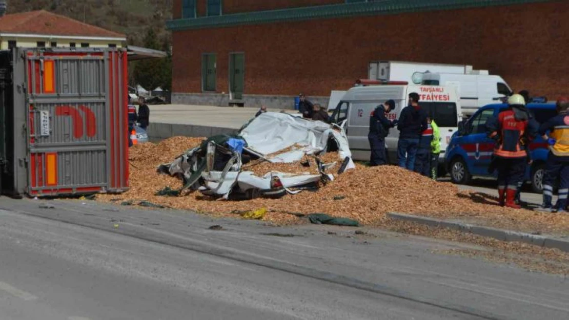 Kütahya'da talaş yüklü kamyon otomobilin üzerine devrildi: 1 ölü, 1 yaralı