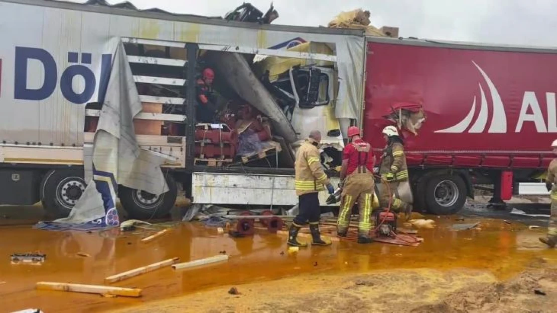 Kuzey Marmara Otoyolu'nda 2 tır çarpıştı. Olay yerine itfaiye ekipleri sevk edildi.