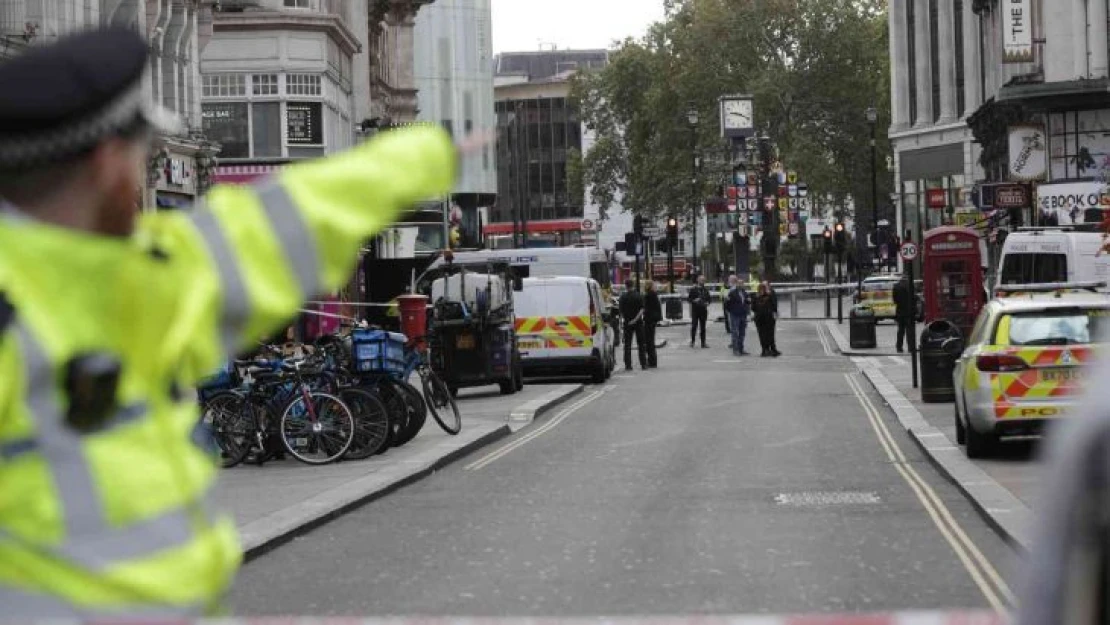 Londra'da bıçaklı saldırı: 2 polis yaralı