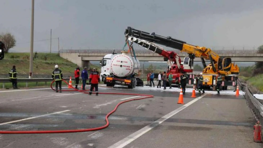 LPG yüklü tankerin devrildiği TEM Otoyolu 4,5 saat sonra trafiğe açıldı