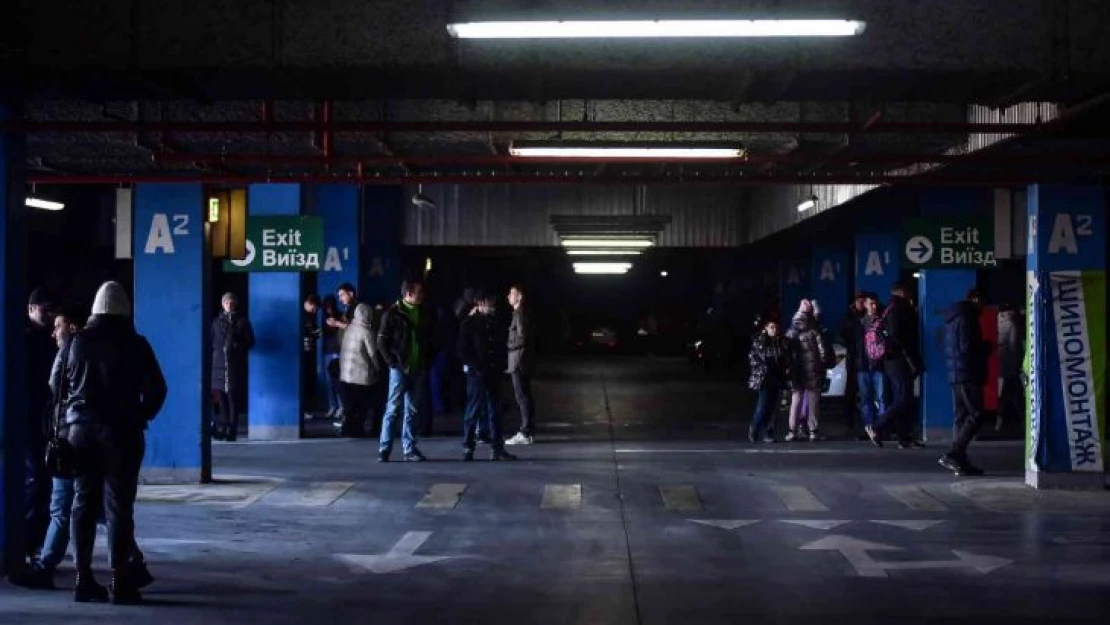 Lviv'de halk, sirenler sonrası AVM otoparkına sığındı