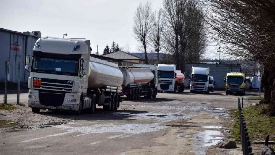 Lviv'de vurulan yakıt deposu boşaltılıyor
