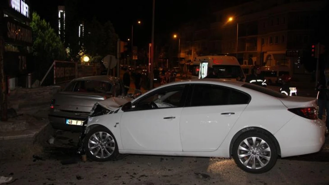 Manisa'da feci kaza: İki otomobilin çarpıştığı kazada 4 kişi öldü, 2 kişi ağır yaralandı