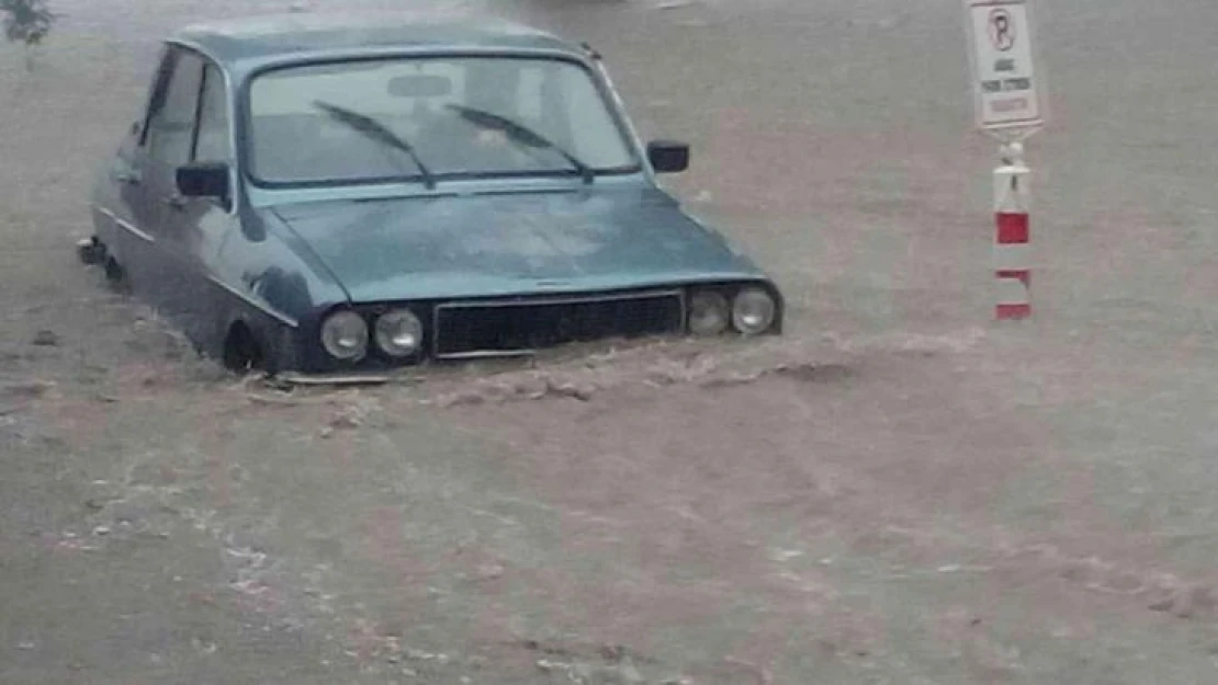 Manisa'da sağanak hayatı olumsuz etkiledi, üzüm sergileri su altında kaldı