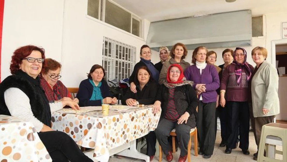 Mantı ve gözleme satarak 800 öğrenciye destek oldular