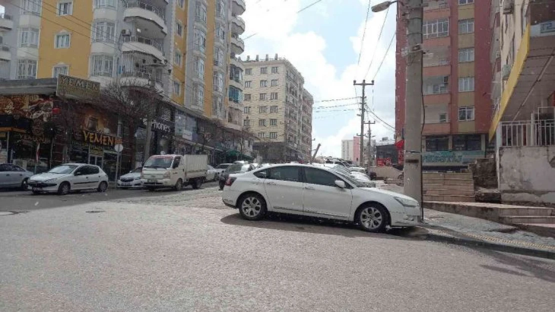 Mardin'de güneşli havada kar yağdı