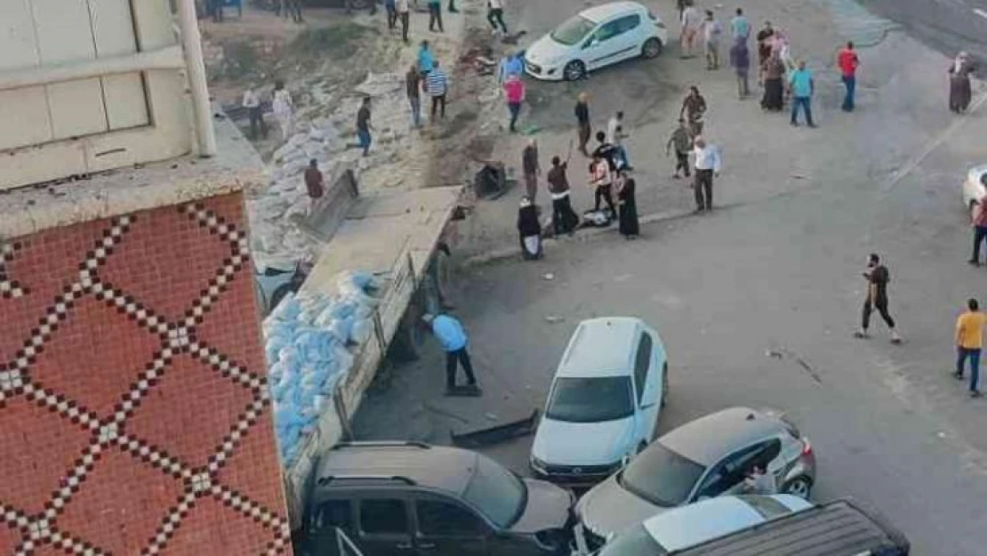 Mardin'in Derik ilçesi Üçyol mevkiinde freni patlayan tır ilk önce iki araca çarpıp takla attı, daha sonra kıraathaneye daldı. Meydana gelen zincirleme trafik kazasından çok sayıda yaralı var.