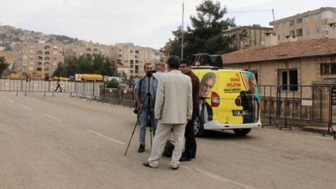 Mardin'in bağımsız adayı boş alanda miting yaptı