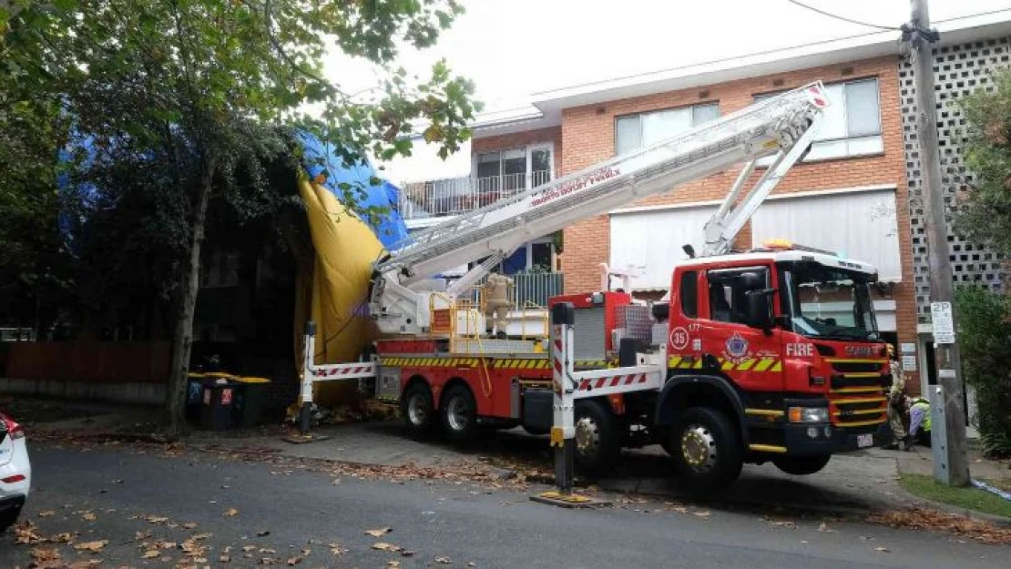 Melbourne'de 12 kişiyi taşıyan sıcak hava balonu caddeye acil iniş yaptı