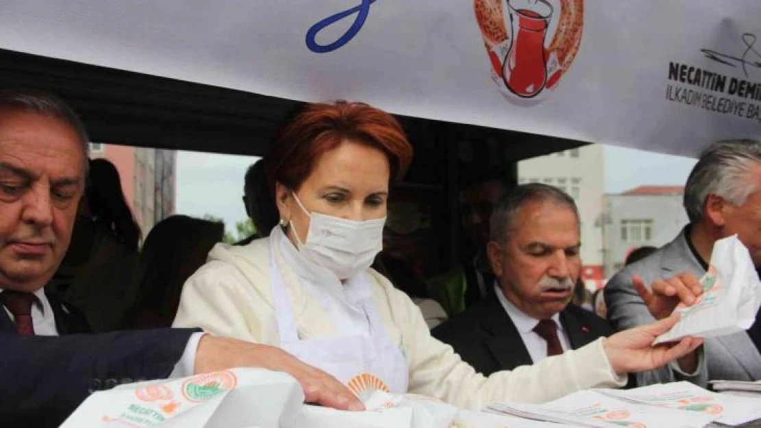 Meral Akşener İlkadım'ın Simit Şenliği'nde simit dağıttı