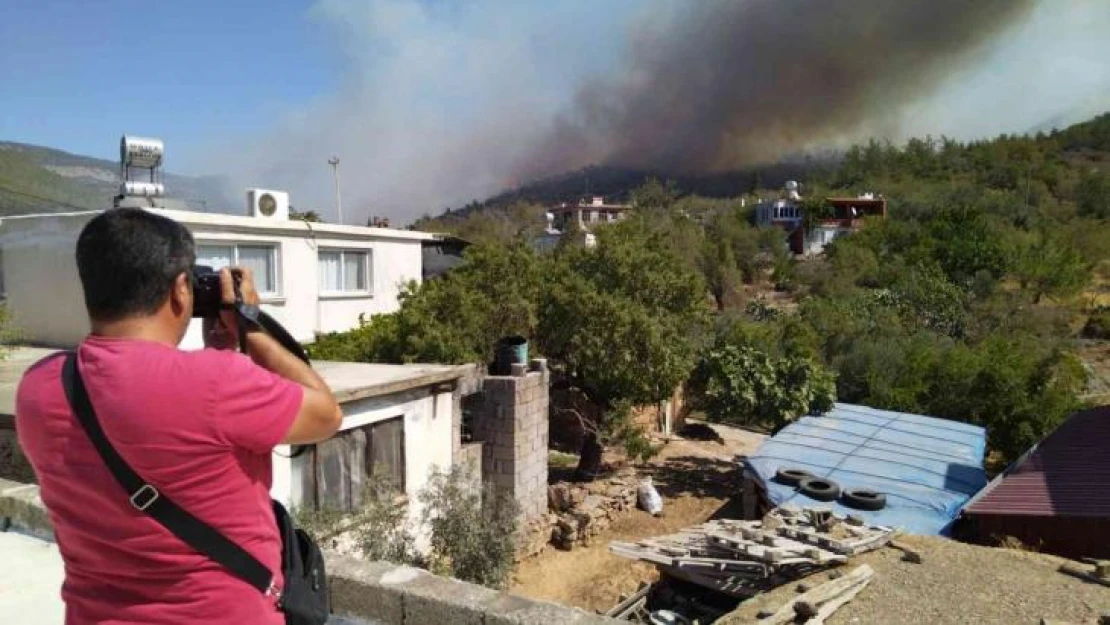 Mersin'deki orman yangını sürüyor: 30 ev tedbiren boşaltıldı