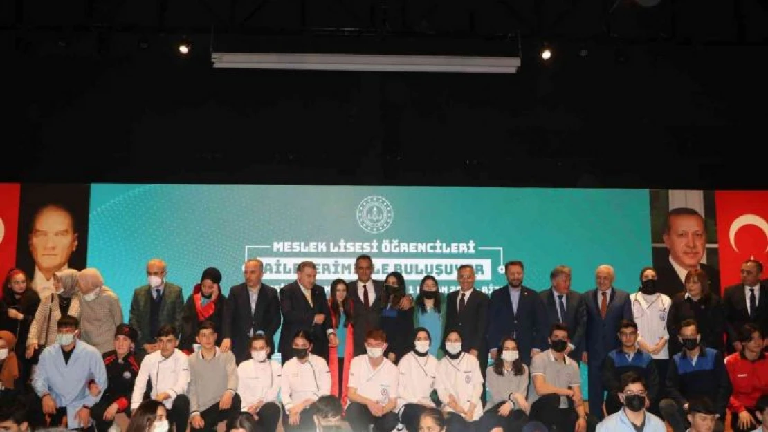 Milli Eğitim Bakanı Özer: 'Bir zamanlar ne olacak bu meslek liselerinin halinden gelinen nokta artık herkesin yer almak istediği bir meslek lisesi'