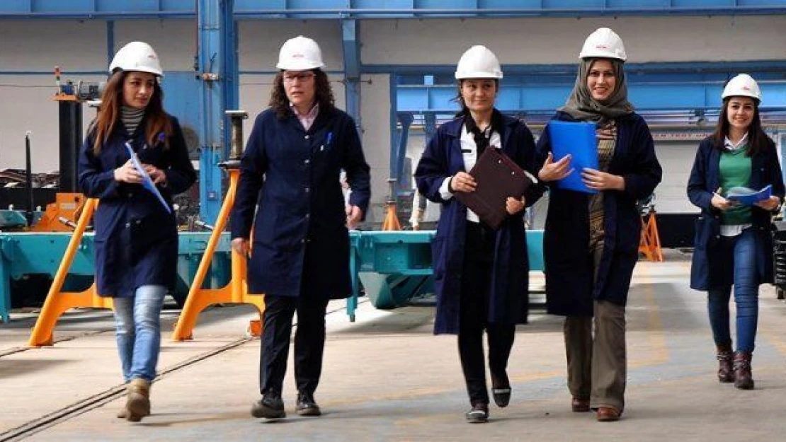 Milli yük vagonunda kadın eli