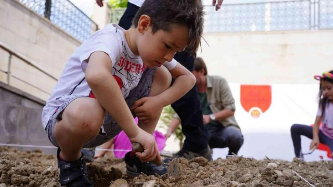 Minik arkeologlar toprak altına konulmuş kiremit, vazo, tabak ve eski paraları bulmaya çalıştı