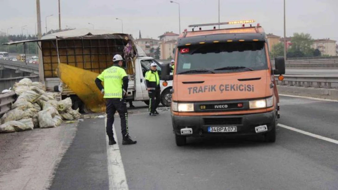 Mısır yüklü kamyonet yola devrildi