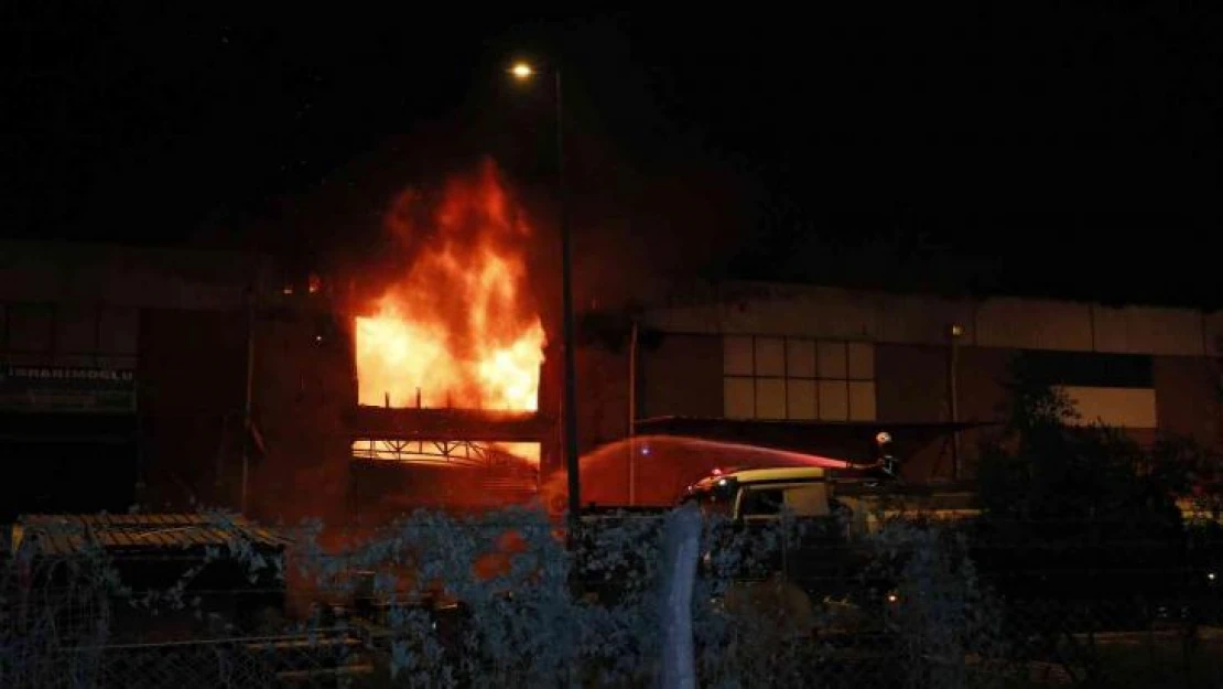 Motosiklet ve bisiklet yedek parça deposunda yangın: 2 yaralı