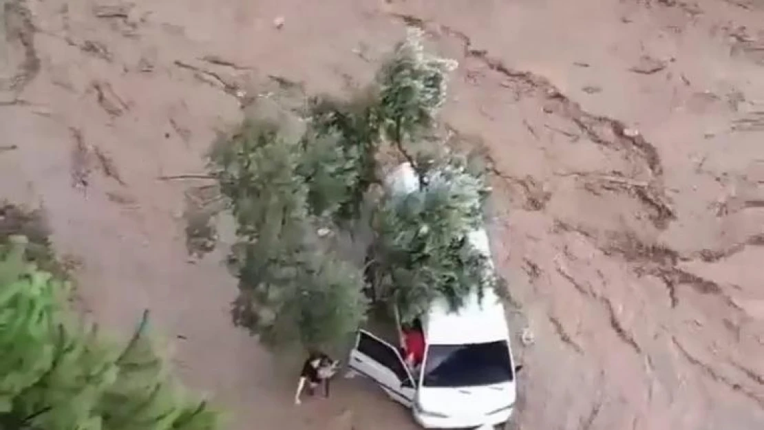 Mudanya'da bir aile sel sularından son anda kurtarıldı...