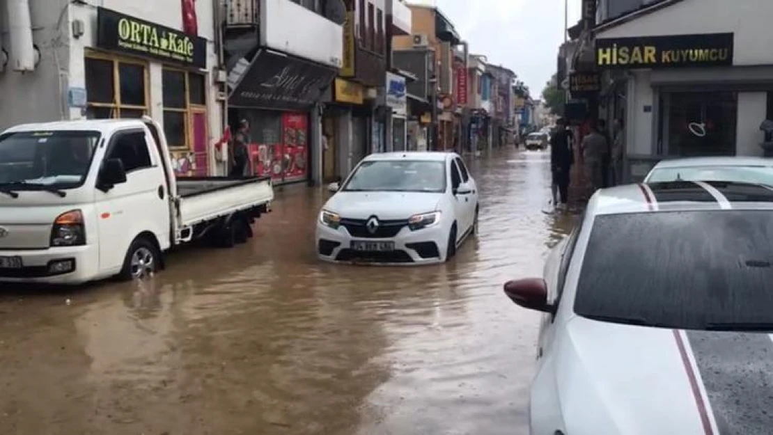 Mudanya'da sel arabaları sürükledi, karayla deniz birleşti