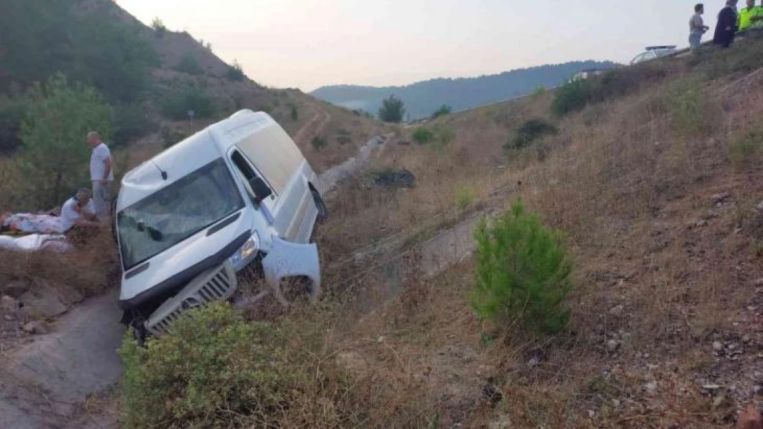 Nişandan dönerken minibüsleri sulama kanalına devrildi: 3'ü ağır 10 yaralı