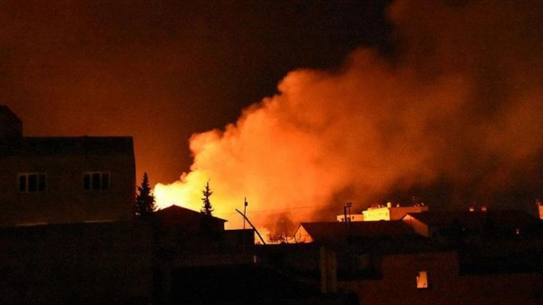 Nusaybin'de okul binası teröristlerce yakıldı