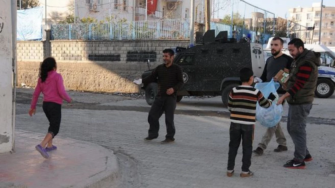 Nusaybin'de vatandaşlara kandil simidi dağıtıldı