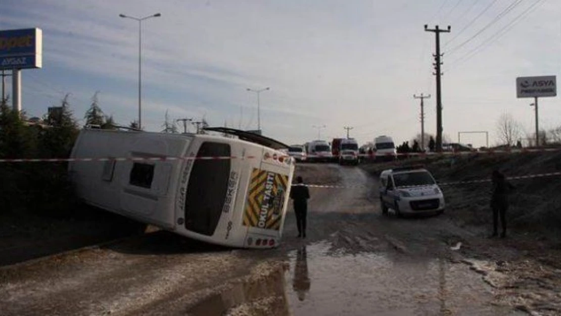 Öğrenci servisi devrildi: 15 kişi yaralandı