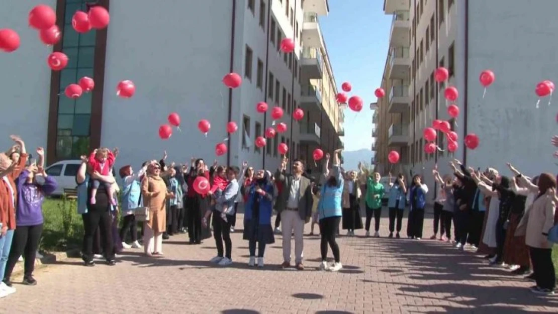 Öğrenciler gökyüzüne 103 balon bıraktı