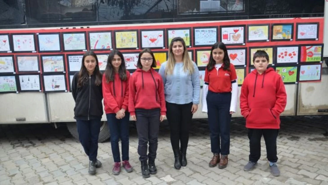 Öğrenciler kan bağışına hazırladıkları kliple destek verdi
