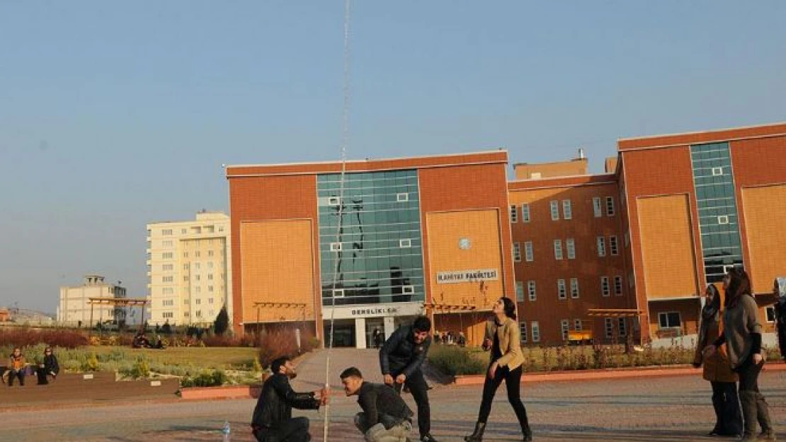 Öğrencilerden 'roketli' protesto