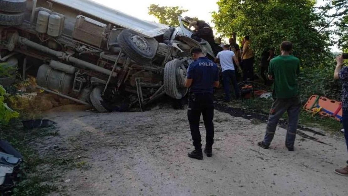 Ordu'da çakıl yüklü kamyon devrildi: 2 yaralı