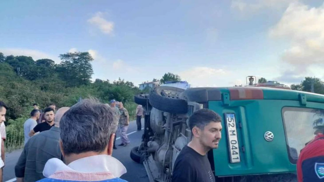 Ordu'da yolcu minibüsü ile otomobil çarpıştı: 17 yaralı