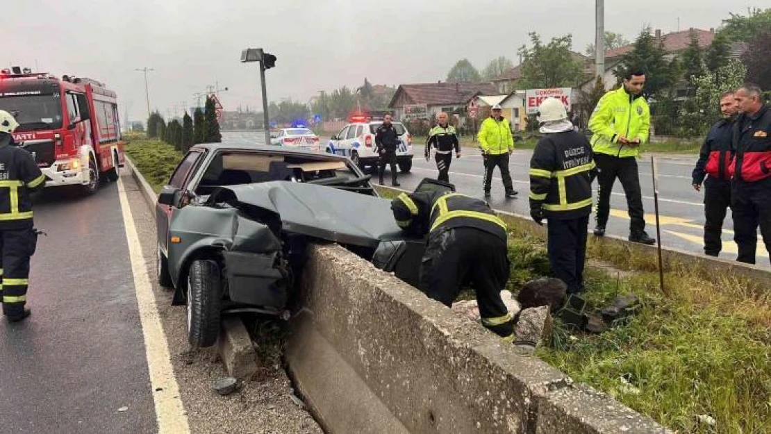 Otomobil beton bloğa saplandı: 1 yaralı