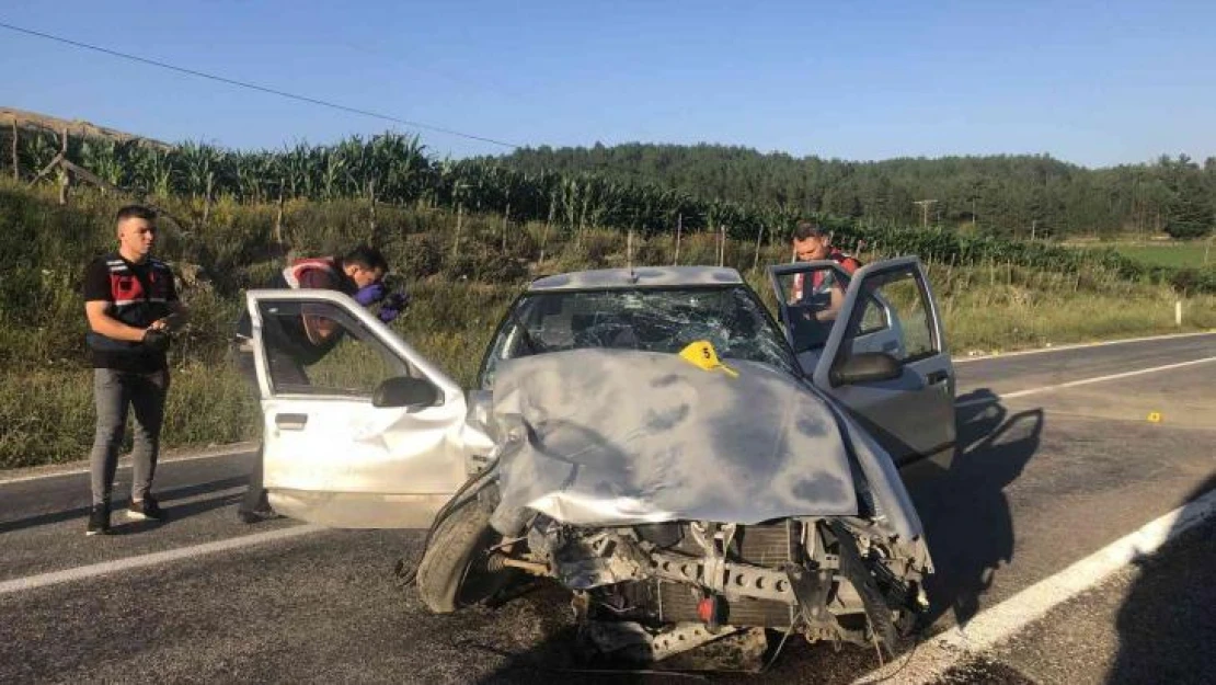 Otomobil ile hafif ticari araç çarpıştı, araçtan fırlayan yolcu öldü