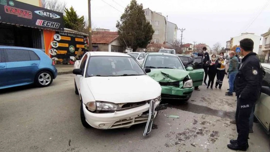 Otomobil ile kamyonet çarpıştı: 3 yaralı