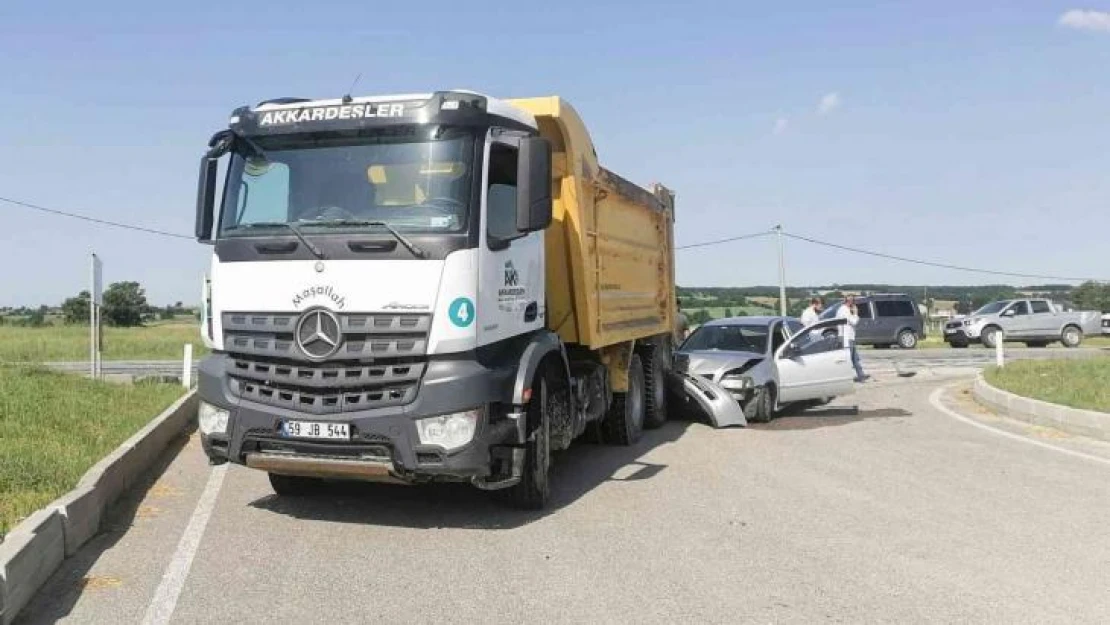 Otomobil kamyona arkadan çarptı: 1 yaralı