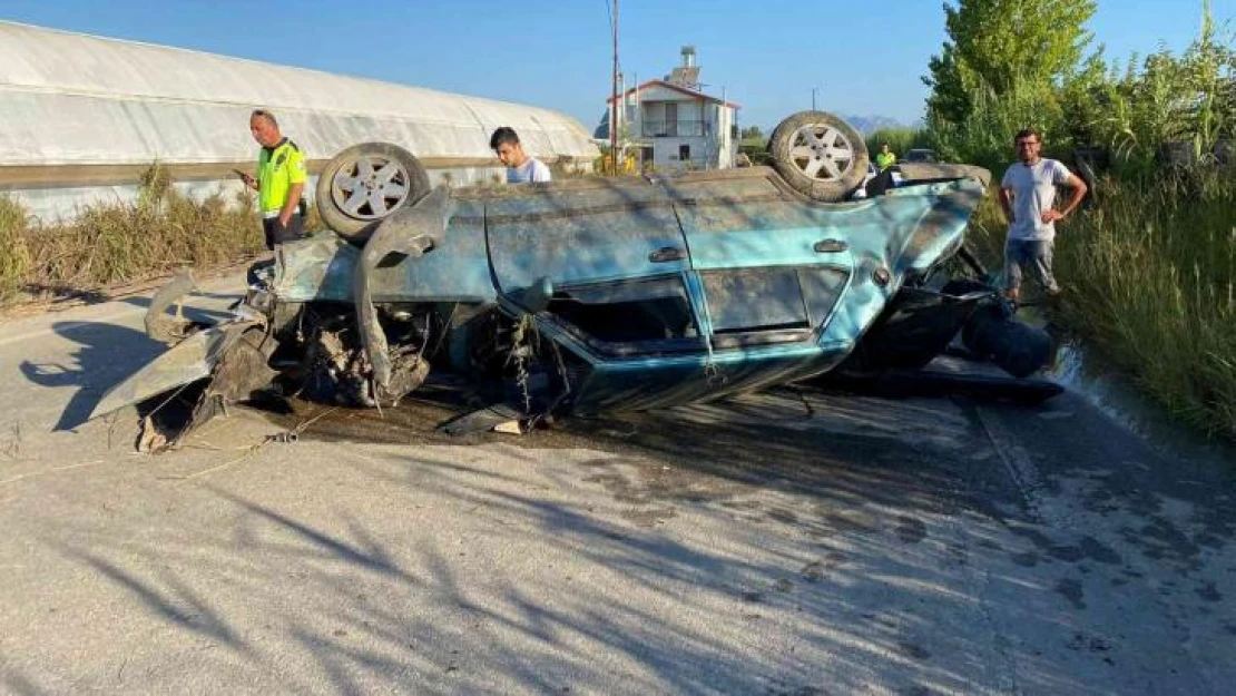 Otomobil sulama kanalına çarpıp yan yattı, 3 kişi yaralandı