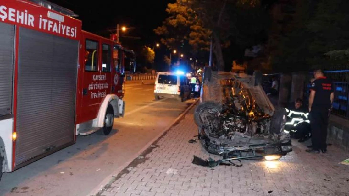 Otomobil takla attı, kaldırımda kimsenin olmaması faciayı önledi