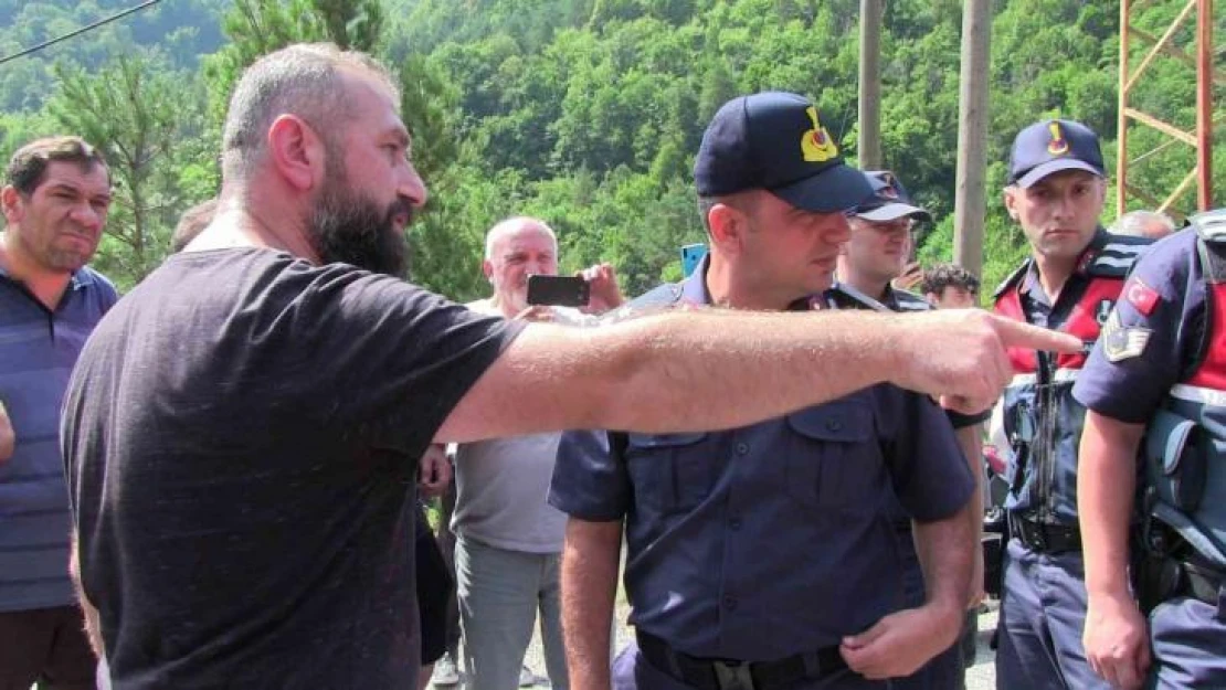 Otomobil uçuruma yuvarlandı, köylü bariyer için yol kapattı