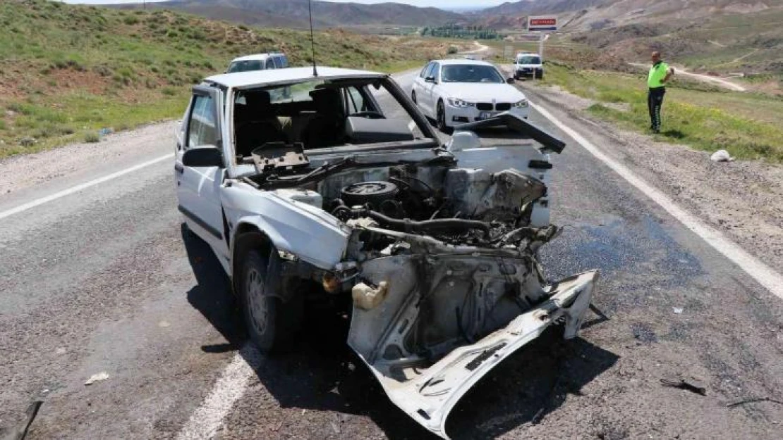 Otomobiller kafa kafaya çarpıştı: 2 yaralı