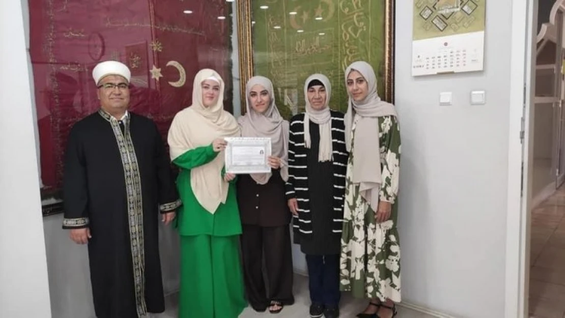 (ÖZEL) 21 yaşındaki genç kız aradığı huzuru İslam'da buldu