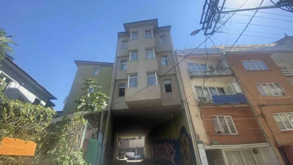 (Özel) Altından tünel gibi yol geçen apartman Karadeniz'i andırıyor