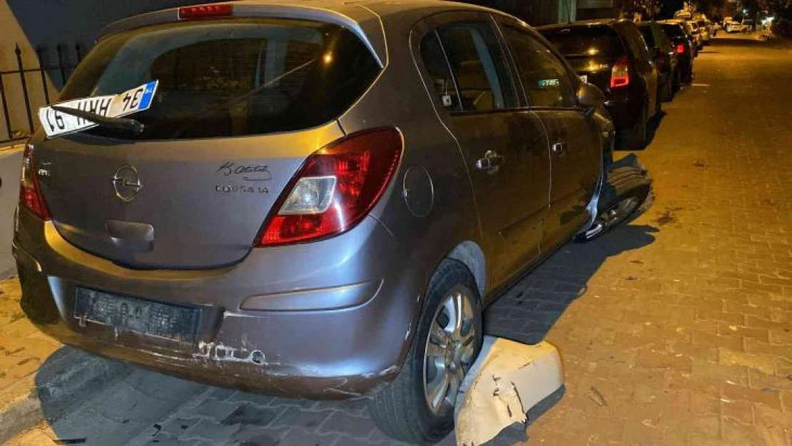 (Özel) Küçükçekmece'de polisten kaçan otomobil park halindeki araçlara çarptı