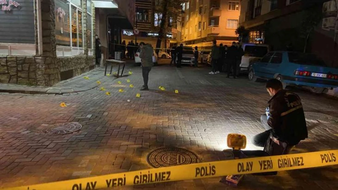 Zeytinburnu'nda sokak ortasında silahlı çatışma: 3 yaralı