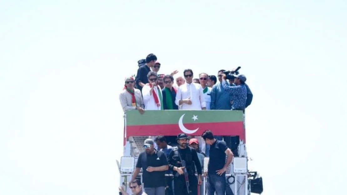 Pakistan sokakları karıştı