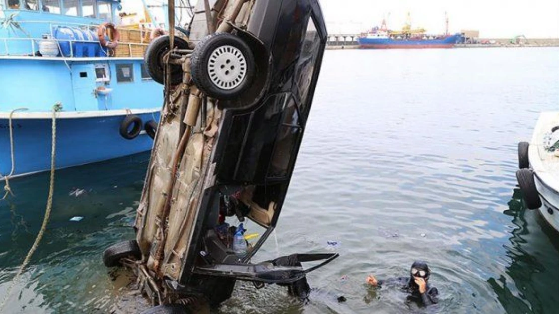 Park etmeye çalıştığı otomobiliyle denize düştü