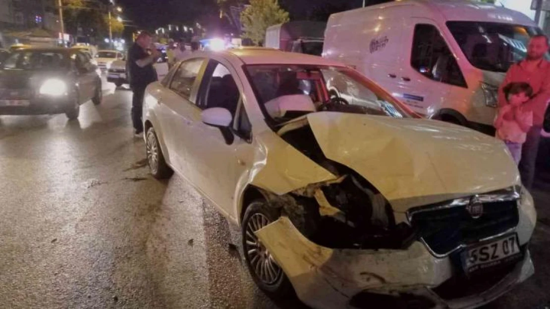 Park halindeki taksiye ve polis aracına çarpan sürücünün alkollü olduğu ortaya çıktı